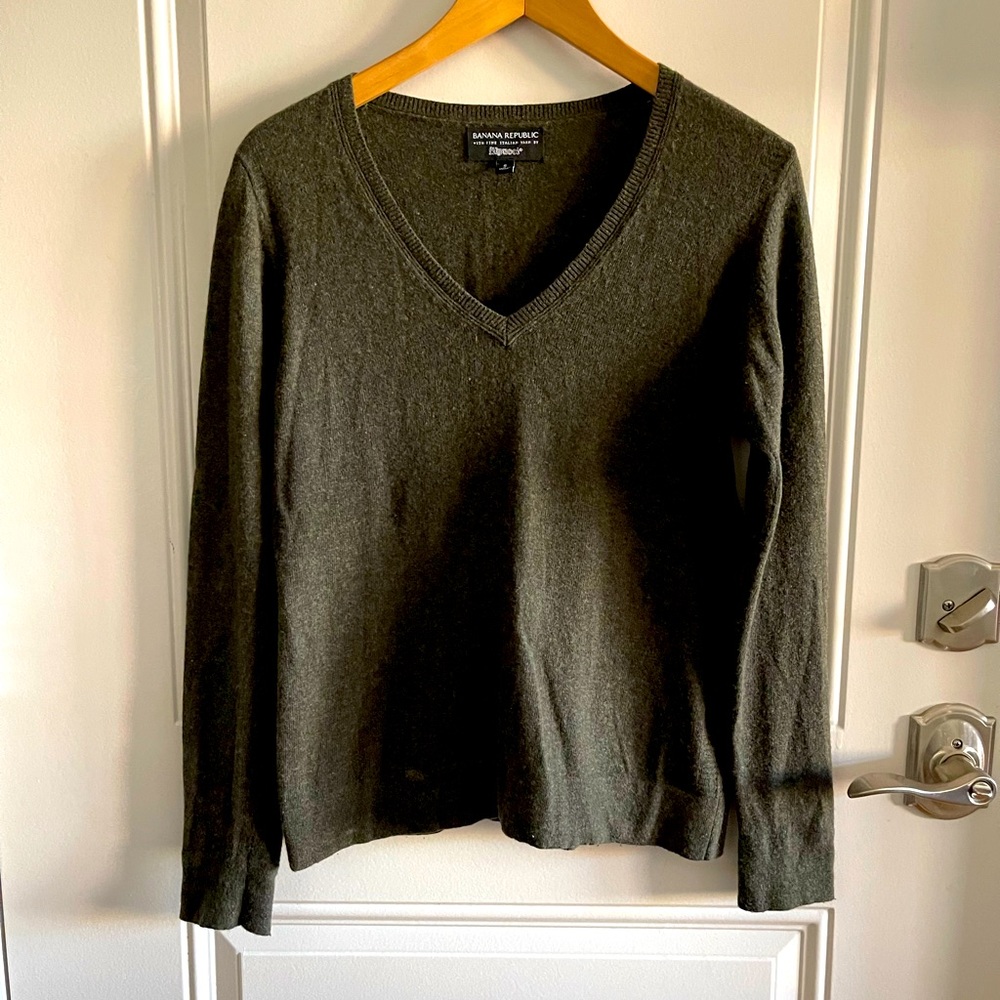 Banana Republic Italian Wool-Blend V-Neck Sweater— S